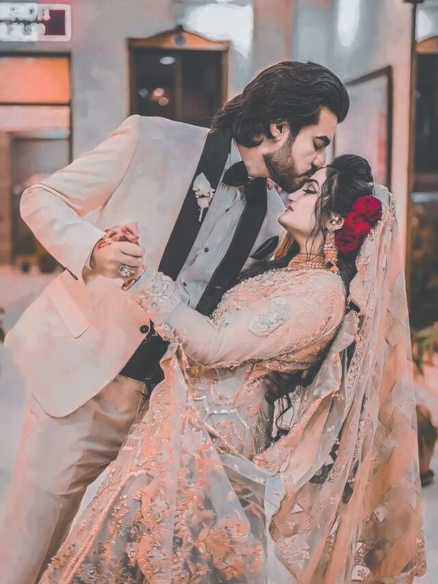 2 Line Love Shayari Hindi [ Romantic couple image ]